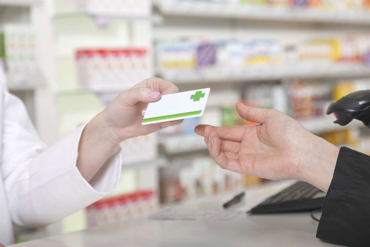 Apotheke überreicht eine Karte mit einem "Plus"